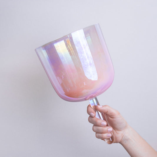 Kristallklangschale EULE KRAFTTIER 432 Hz mit Griff in rosa - 18 cm | AkashaBowls®