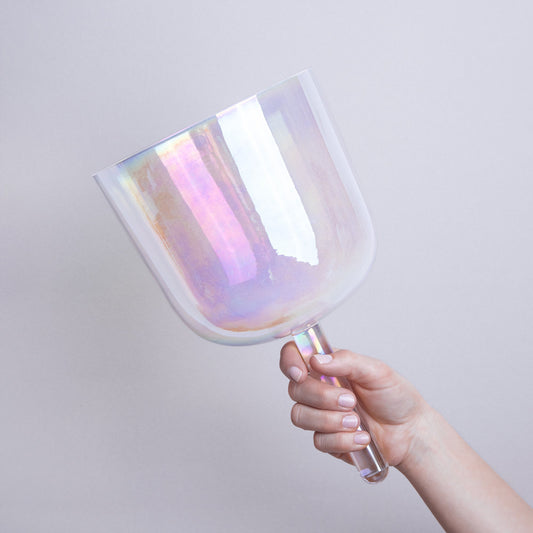 Kristallklangschale EULE KRAFTTIER 432 Hz mit Griff in weiß - 18,5 cm | AkashaBowls®